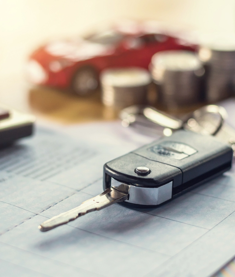 kluczyki samochodowe na dokumentach leasing