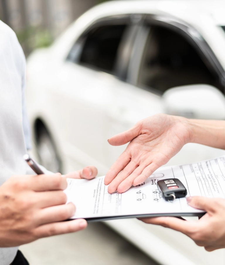 Ubezpieczenia Komunikacyjne podpisywanie dokumentów przed samochodem