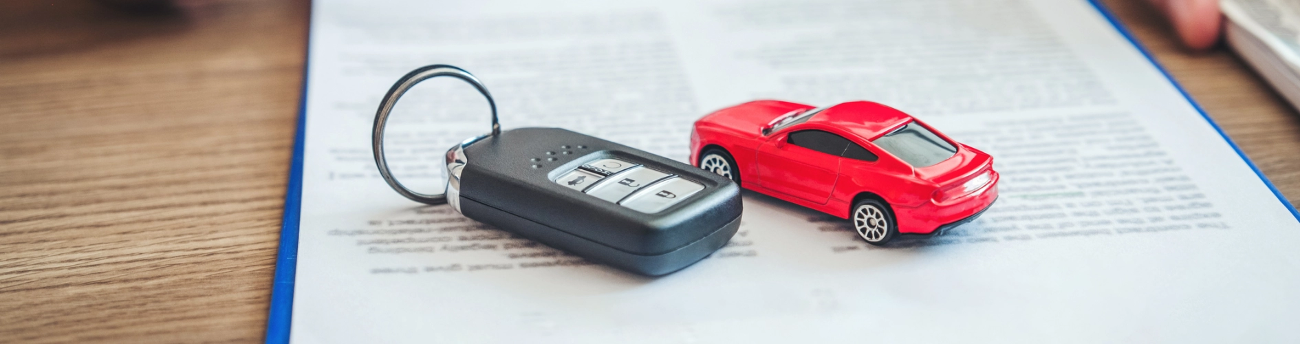 model samochodu i kluczyki samochodowe na umowie ubezpieczeniowej